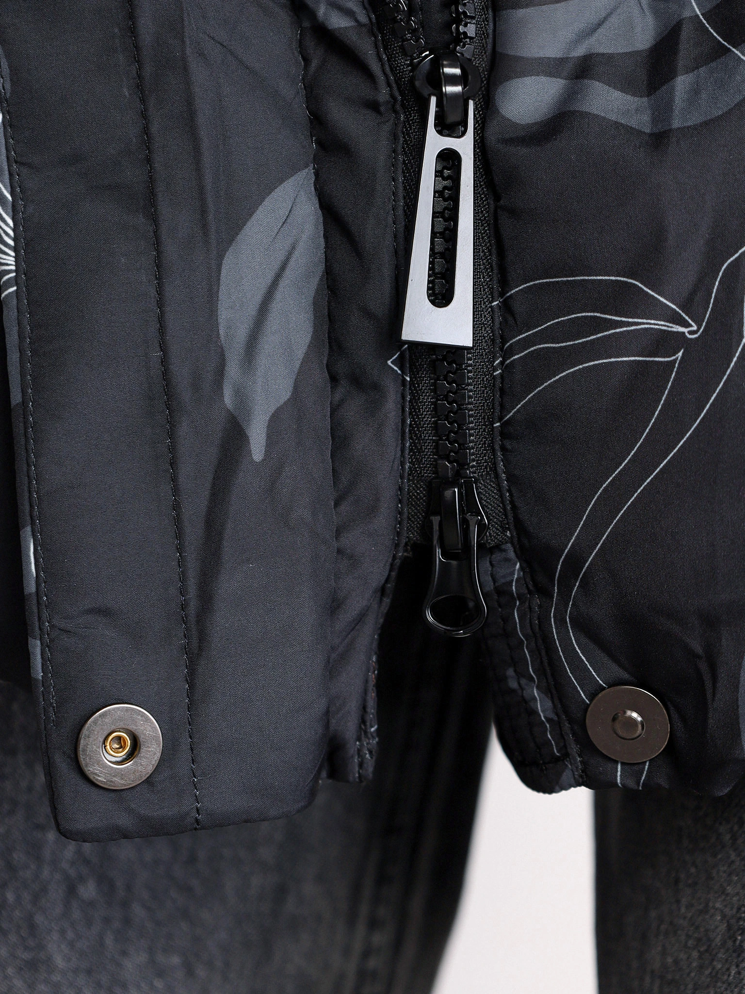 Пуховик с растительным принтом серого цвета с капюшоном